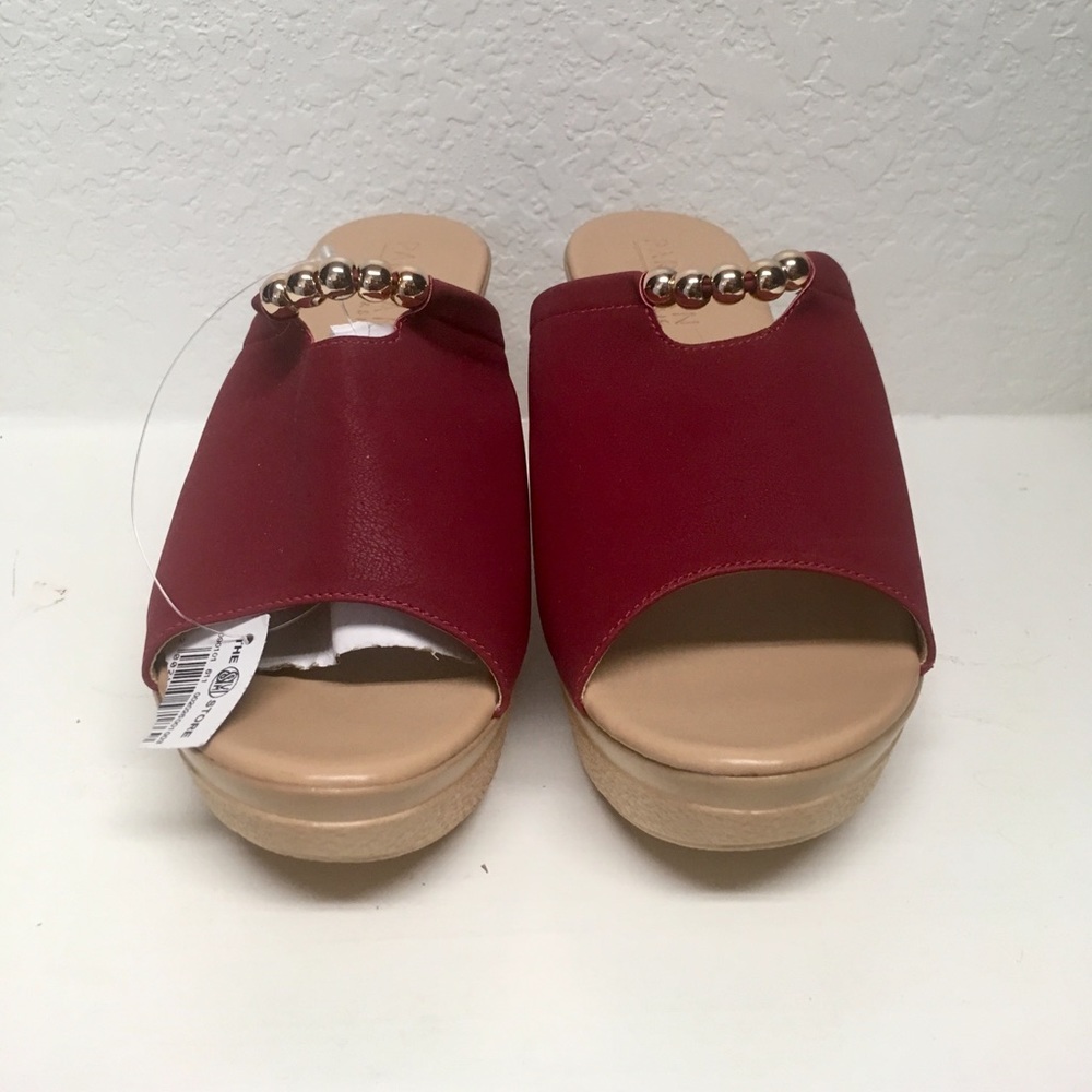 NWT ☀️Parisian Basic Sandals